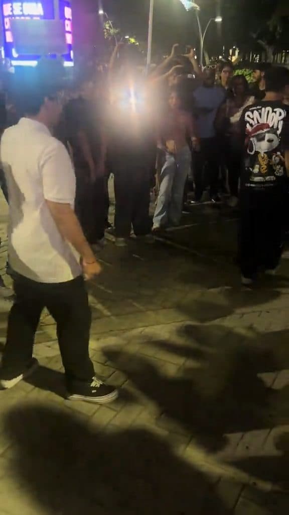Aura en pose Libre