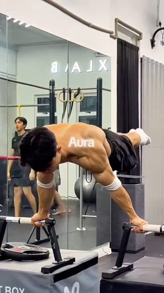 Aura en pose Libre