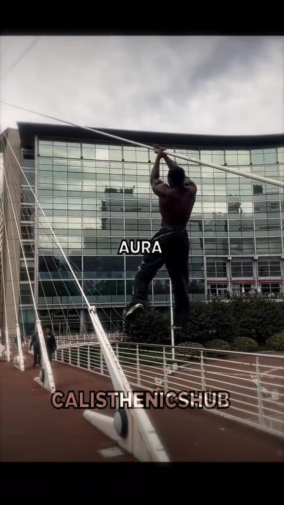 Aura en pose Libre