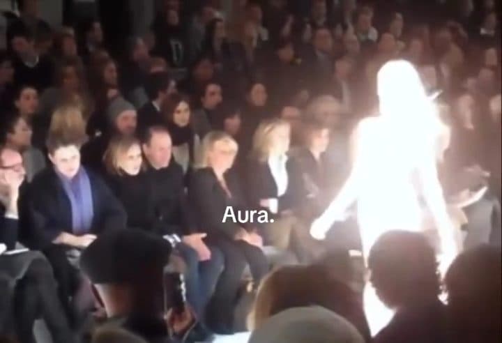 Aura en pose Libre