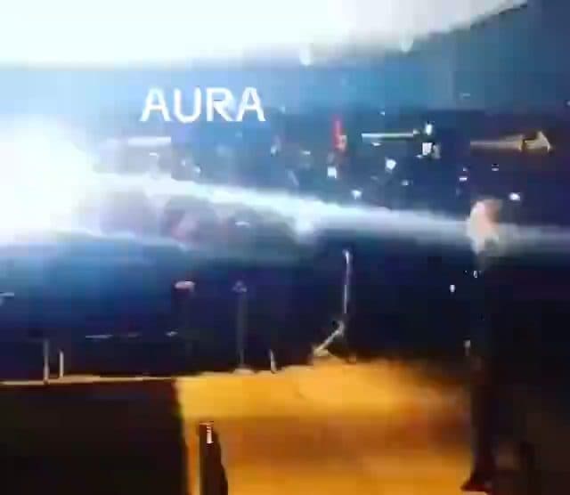 Aura en pose Libre