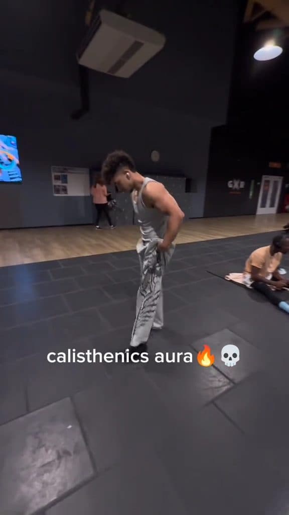 Aura en pose Libre