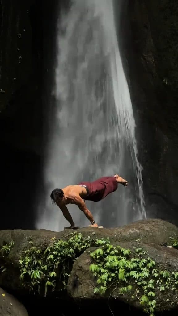 Aura en pose Libre