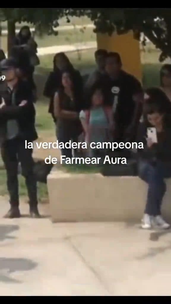 Aura en pose Libre