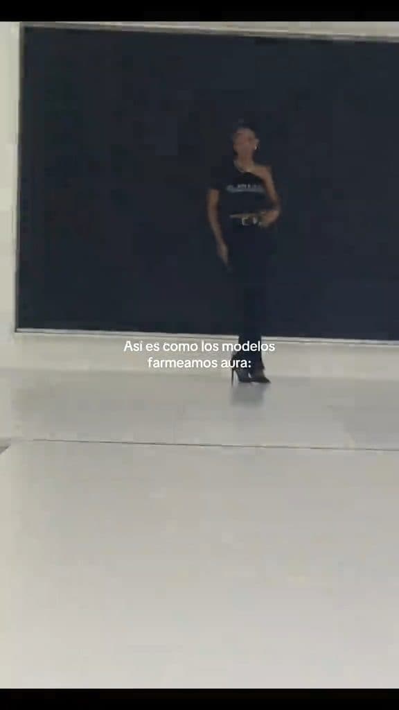 Aura en pose Libre