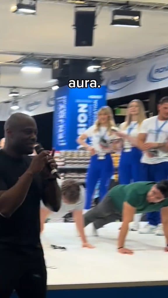 Aura en pose Libre