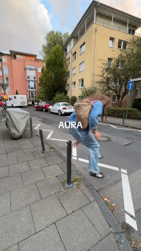 Aura en pose Libre