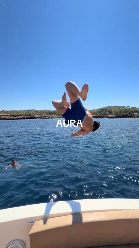 Aura en pose Libre