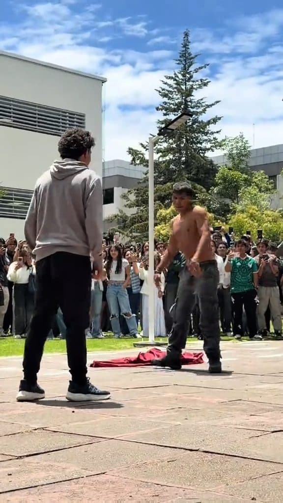 Aura en pose Libre