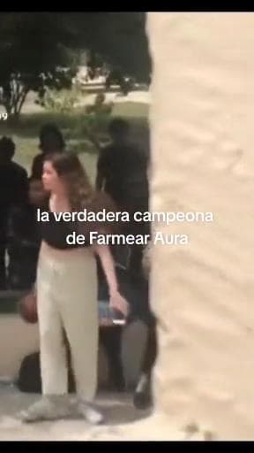 Aura en pose Libre