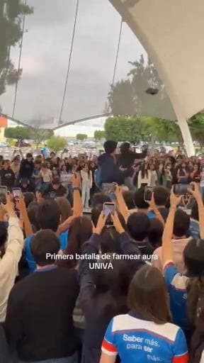 Aura en pose Libre