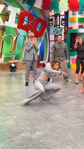 Aura en pose Libre