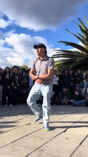 Aura en pose Libre
